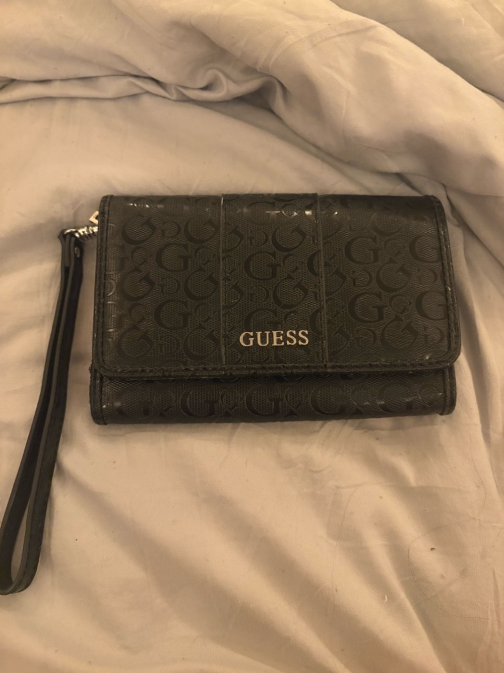 FREE WITH ANY PURCHASE 🛍️
GUESS Black Wallet with Silver Logo Wristlet